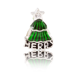 Détail macro du charm sapin de Noël avec émail vert et gravure Merry sur base argentée