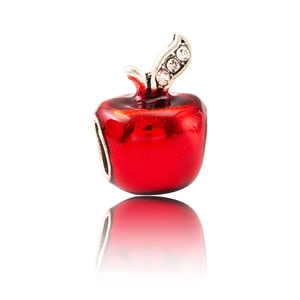 Détail d'une breloque pomme en émail rouge avec feuille argentée et zircons