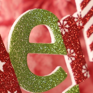 Gros plan du panneau pailleté Merry Christmas avec un motif de flocon de neige