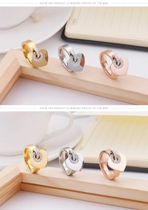 Gros plan sur les bagues à pendentif cœur en or, argent et or rose avec zircon