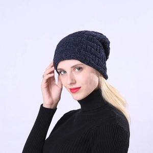 Detalle del gorro de punto de invierno azul oscuro que muestra la textura de chenilla