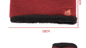 Detailed view of the dark red knitted neck warmer with dimensions 28CM by 20CM