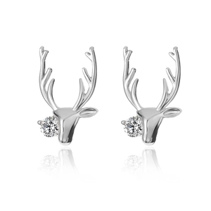 Boucles d'oreilles renne en cuivre avec cristaux de zircon et finition argentée sur blanc