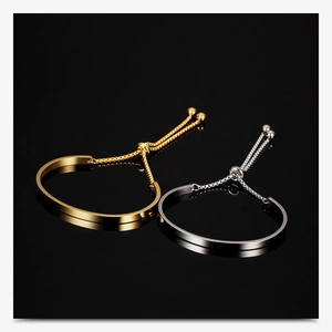 Vista detallada de pulseras ajustables de acero inoxidable dorado y plateado con semicírculo