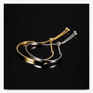 Detalle de pulseras ajustables de acero inoxidable en oro y plata con acabado cepillado