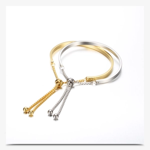 Detalle de brazaletes ajustables de 4 mm en acero dorado y plateado con cierre deslizante