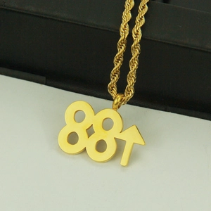 Nahaufnahme der goldenen Edelstahl-Halskette mit 88 Up Anhänger und gedrehter Kordelkette