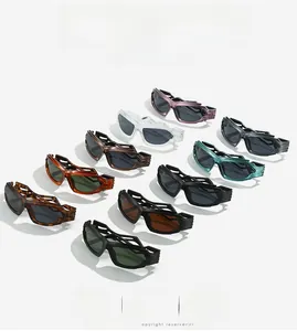 Gros plan des branches évidées et détails modernes sur des lunettes de soleil punk Y2K