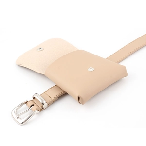 Ceinture chic en cuir beige avec pochette assortie et boucle argentée pour robe