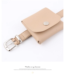 Détail d'un mini sac ceinture en cuir beige avec boucle argentée et surpiqûres
