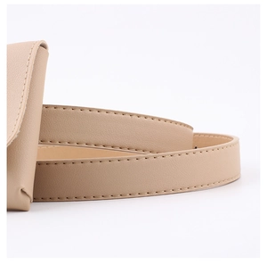 Gros plan détaillé montrant les coutures fines et la texture du cuir PU beige de la sacoche