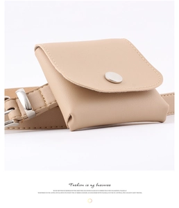 Gros plan détaillé du sac ceinture beige en similicuir avec bouton pression et surpiqûres
