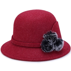 Elegante cappello cloche in lana rosso vino per donna con pompon decorativi sul lato
