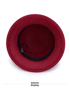 Vista interna del cappello a secchiello in feltro rosso con fodera in poliestere e fascia nera