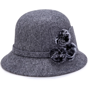 Elegante cappello cloche in lana grigia da donna con pompon in pelliccia e nastro decorativo