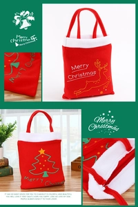 Détail de sacs cadeaux de Noël en velours rouge avec rennes et sapins brodés