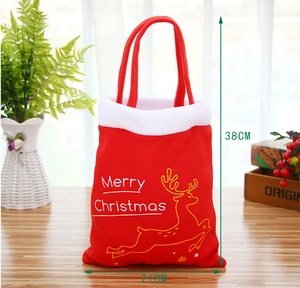 Détail du sac de Noël en velours rouge avec broderie renne et dimensions de 38cm de haut
