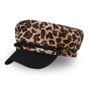 Details einer Schirmmütze mit Leopardenmuster, schwarzem Visier und goldenen Knöpfen