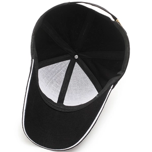 Innenansicht der schwarzen Baseballkappe mit verstärktem Frontpanel und Metallschnalle