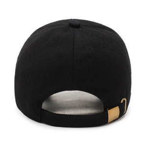 Rückansicht schwarze Baseballkappe mit verstellbarer Metallschnalle aus antiker Bronze