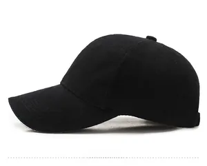 Seitenansicht der strukturierten schwarzen Baseballkappe aus Baumwoll-Twill mit Schirm