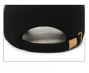 Detail der verstellbaren Metallschnalle und Lasche an der Rückseite der Baseballkappe