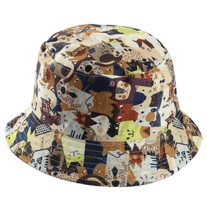 Chapeau bob réversible avec motifs de chats mignons et surpiqûres sur le bord