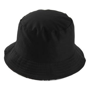 Détail d'un bob en sergé noir avec bord large surpiqué et doublure intérieure fleurie
