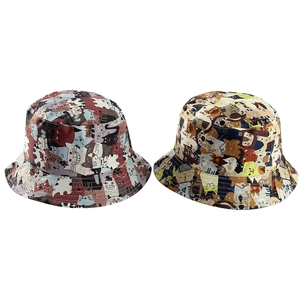 Vue détaillée des chapeaux bob réversibles en coton avec motifs de chats mignons