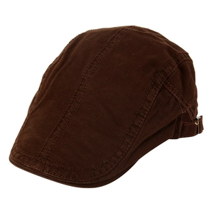 Détail de la casquette plate marron avec boucle métallique latérale et coutures