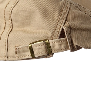 Détail de la boucle en laiton réglable et coutures renforcées sur chapeau en toile