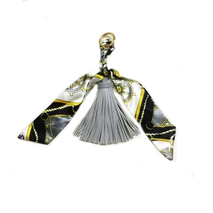 Portachiavi alla moda in pelle con sciarpa di seta a nappa e motivo a catena dorata