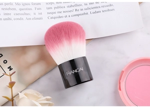 Détail des poils doux du pinceau à blush rose dégradé avec son manche noir griffé