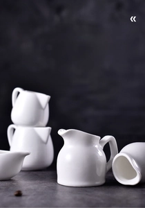 White ceramic creamer with handle showing thermal stability from -20°C to 180°C