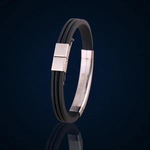 Détail macro du fermoir en acier inoxydable et du bracelet en silicone noir pour hommes