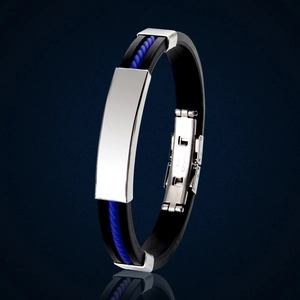 Détail de texture tressée bleue sur bracelet silicone noir avec plaque en acier inoxydable