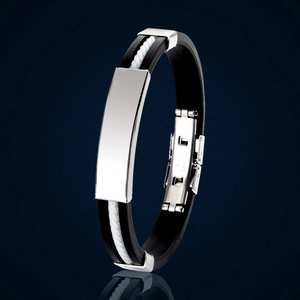Détail d'un bracelet pour homme en silicone noir avec plaque en métal argenté et texture