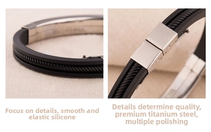 Détails macro du bracelet en silicone noir montrant la boucle en métal et la texture