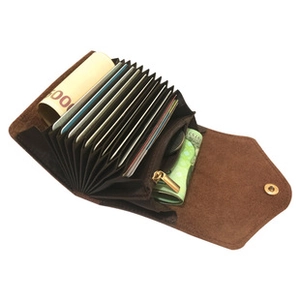 Dettaglio macro del porta carte in pelle marrone scuro con scomparti a fisarmonica