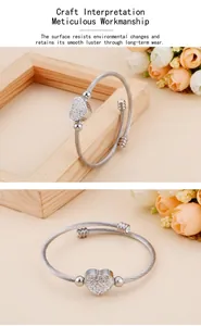 Dettaglio del bracciale a cuore argento con fascia a corda intrecciata e strass lucidi