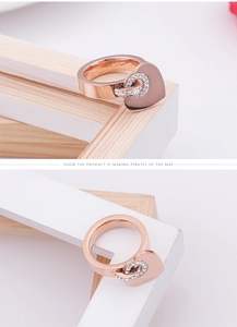 Détails de la bague coeur en or rose avec anneaux entrelacés sertis de zircons blancs
