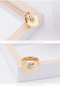 Vue détaillée de la bague coeur dorée avec des zircons et une finition miroir brillante