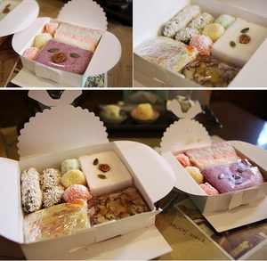 Gâteaux de riz coréens dans une boîte cadeau blanche avec bordure en pétales