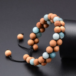 Details des verstellbaren doppelreihigen Armbands mit blauen Steinen und Holzperlen