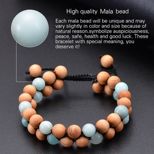 Makroaufnahme von Mala-Armband aus Amazonit und Holzperlen mit verstellbarem Flechtband