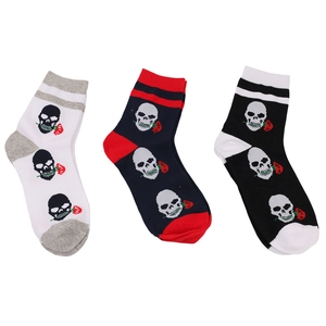 Détail de chaussettes en coton avec motifs jacquard tête de mort et rose en trois couleurs