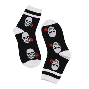 Vue détaillée du motif tête de mort et rose sur ces chaussettes mi-hautes en coton