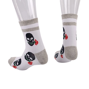 Détails de chaussettes blanches en coton avec motif crâne rose et talon gris renforcé
