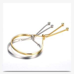 Detalle de los brazaletes ajustables de metal en acabados dorado y plateado