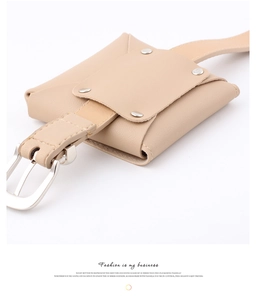 Détail du sac de taille en similicuir beige avec clous argentés et boucle métal